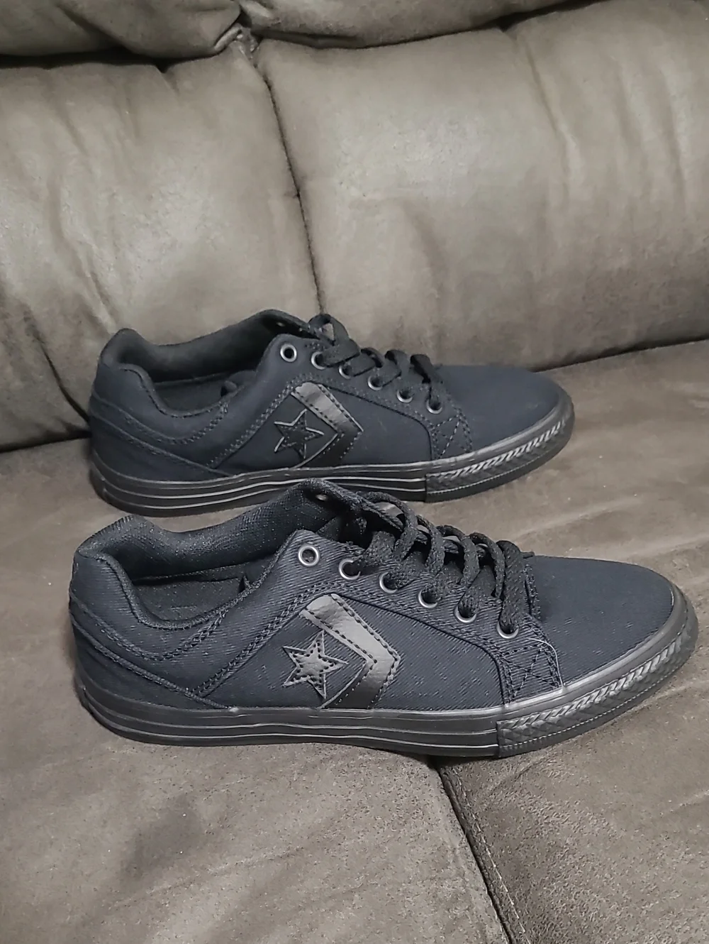 Converse Youth Low-Top Sneakers in Black
